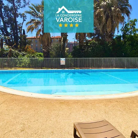 Le Victoria-centre Ville-piscine-parking Prive-wi-fi アパート イエール