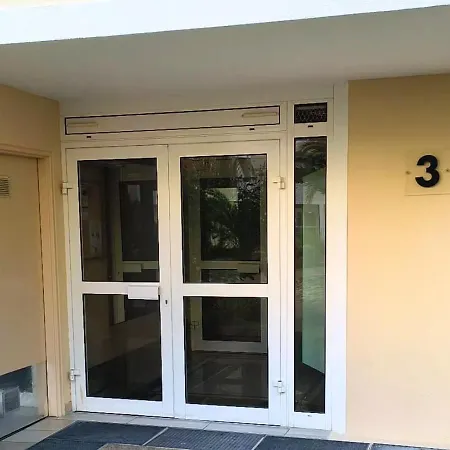 Le Victoria-centre Ville-piscine-parking Prive-wi-fi * Hyères