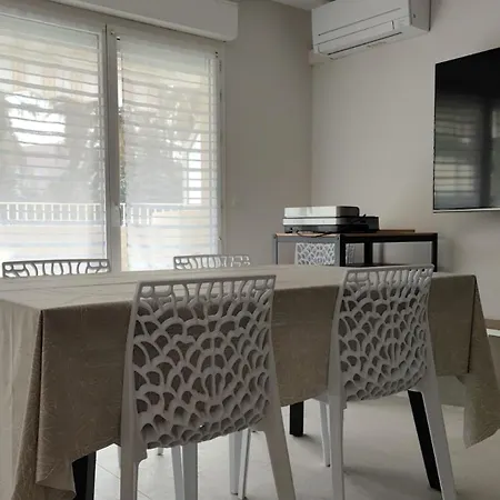 Le Victoria-centre Ville-piscine-parking Prive-wi-fi * Hyères