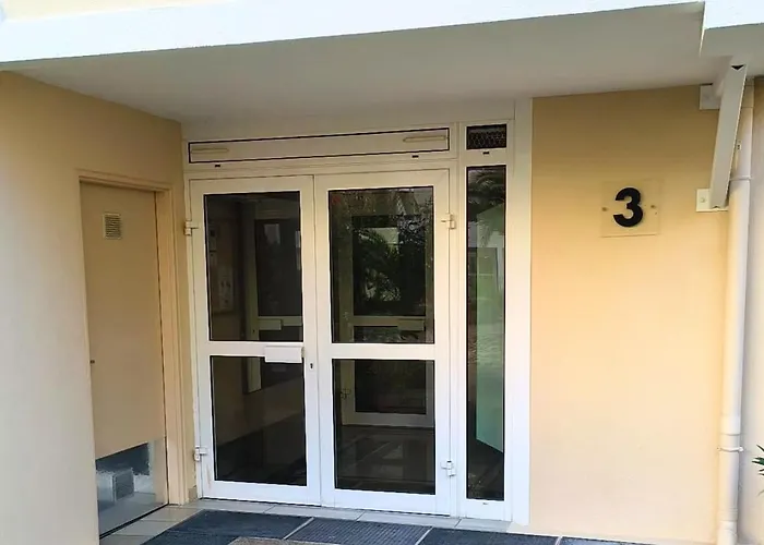 Le Victoria-centre Ville-piscine-parking Prive-wi-fi * Hyères