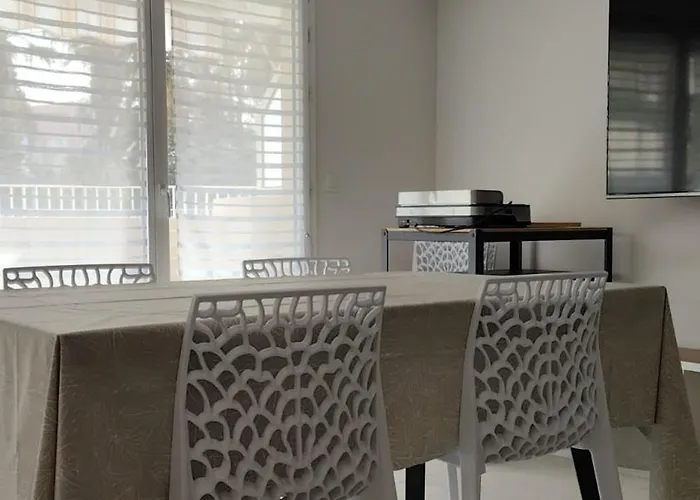 Le Victoria-centre Ville-piscine-parking Prive-wi-fi * Hyères